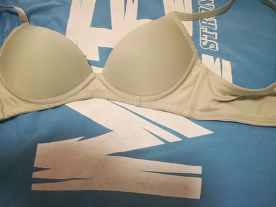 物流很快，款式好看，穿着舒服，无异味。很满意的一次网购