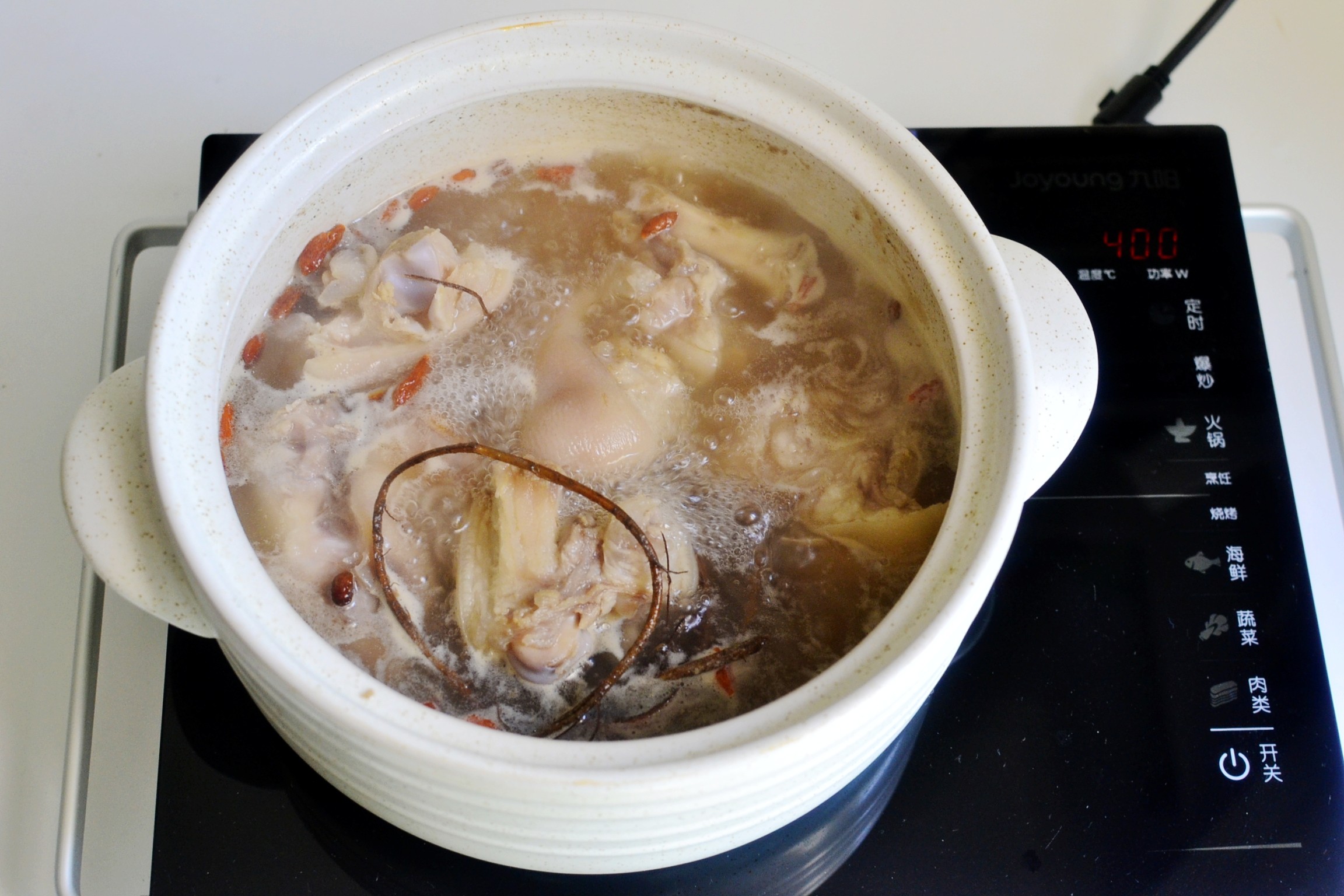 草根炖汤,可以通乳祛风湿