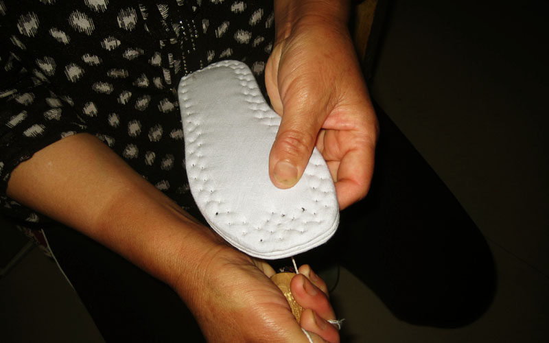 【4】把鞋面和鞋底合在一起,全部用手工