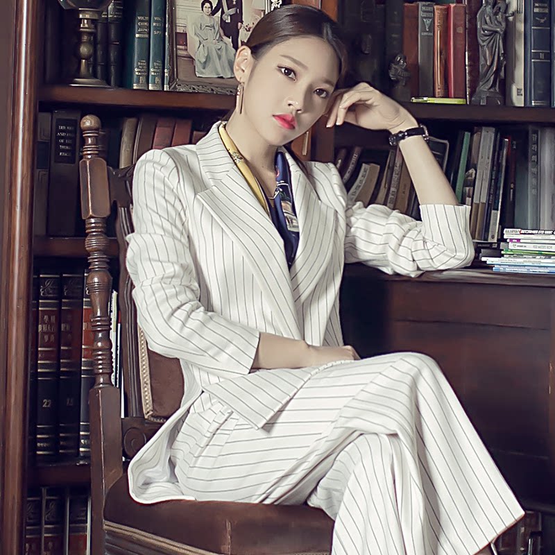 年末帅气职业装搭配 让你尽显干练气质