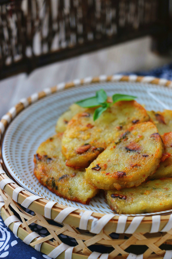 材料: 土豆一斤 红薯粉适量 香菇一把 花肉适量 小葱适