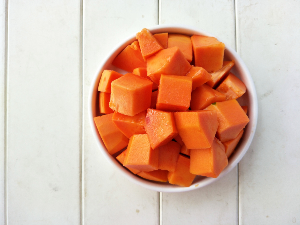 1.木瓜去皮,切小块.