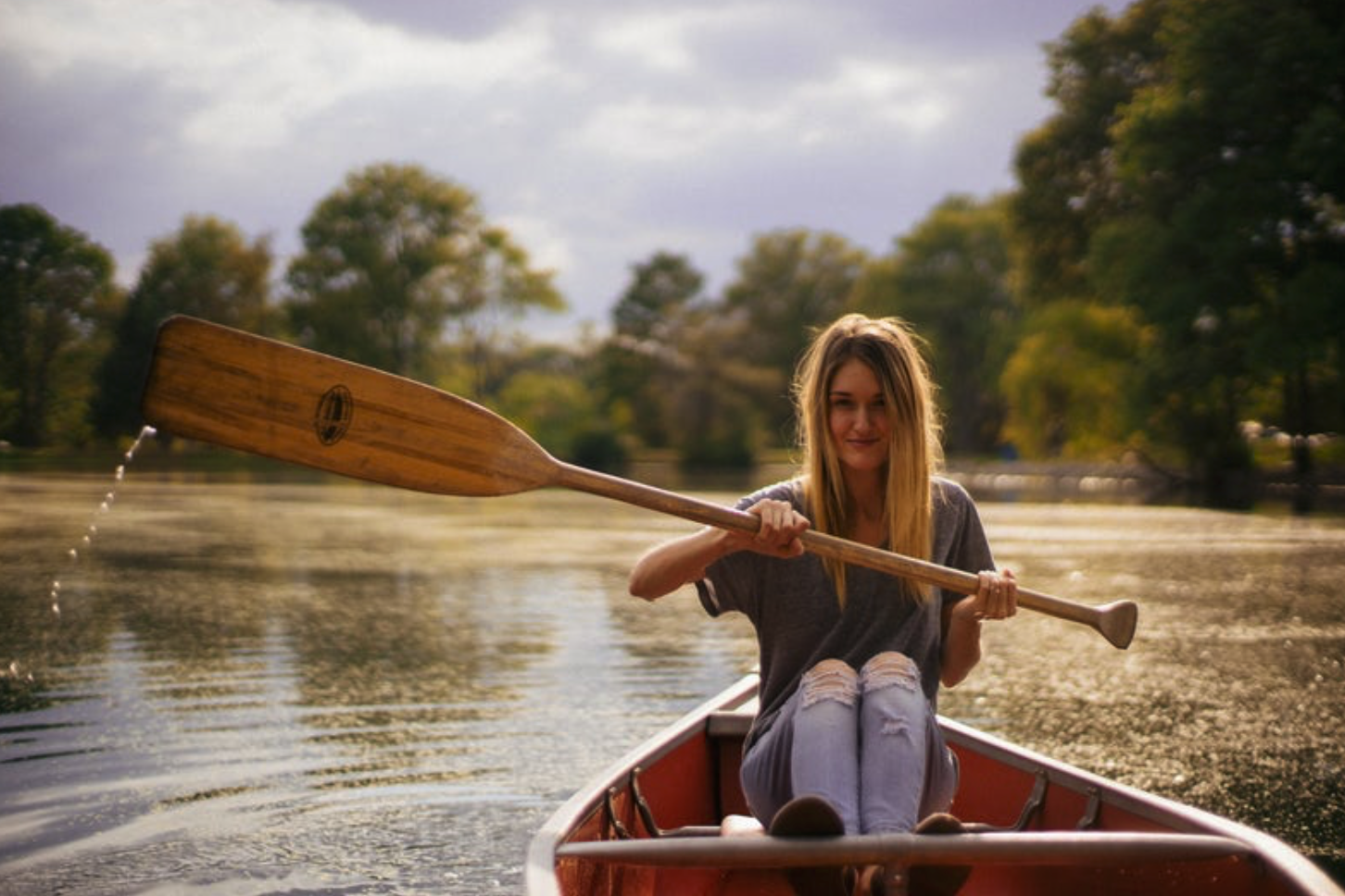 小姐姐们夏日出游,你的背包里都装了啥?