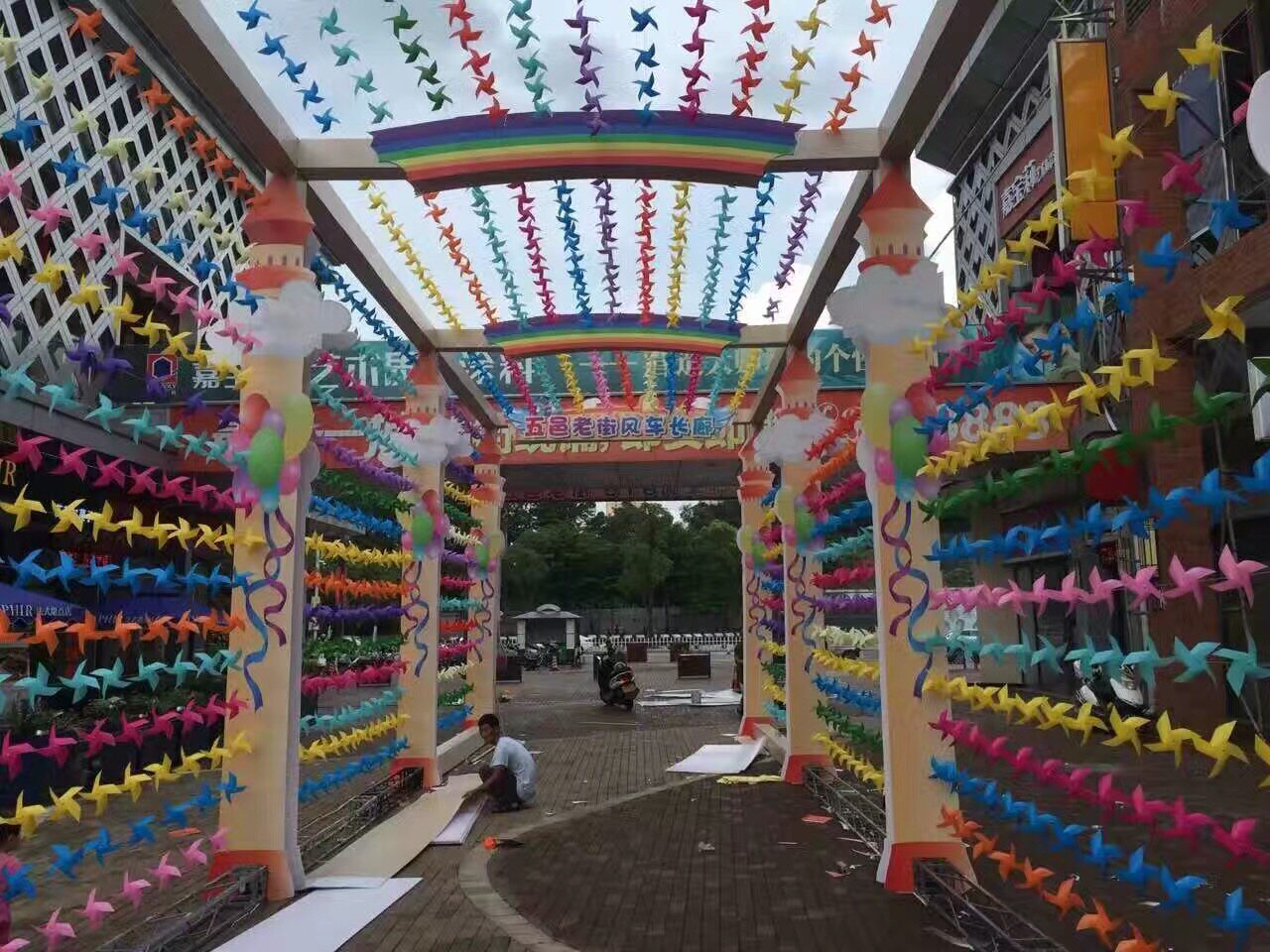 卡通六轮风车装饰风车儿童益智玩具七彩笑脸风车地摊货源批发