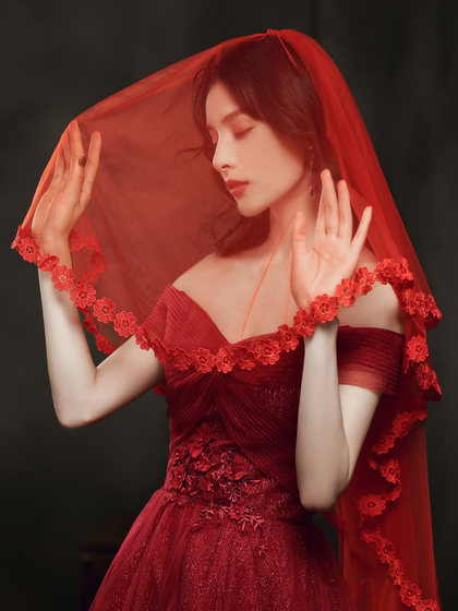 붉은 베일 신부의 메인 웨딩 드레스 짧은 머리 장식 xiuhe 옷 붉은 베일 웨딩 레트로 스타일 간단한 증명서 붉은 베일 신부의 메인 웨딩 드레스 짧은 머리 장식 xiuhe 옷 붉은 베일 웨딩 레트로 스타일 간단한 증명서