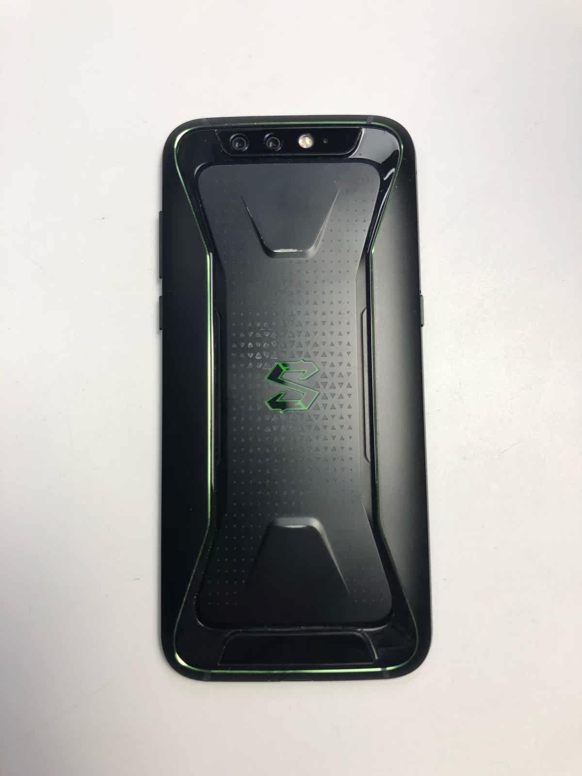 835299 黑鲨一代 黑色 8 128 全网通 成色差 磕碰 磨损 价格1799