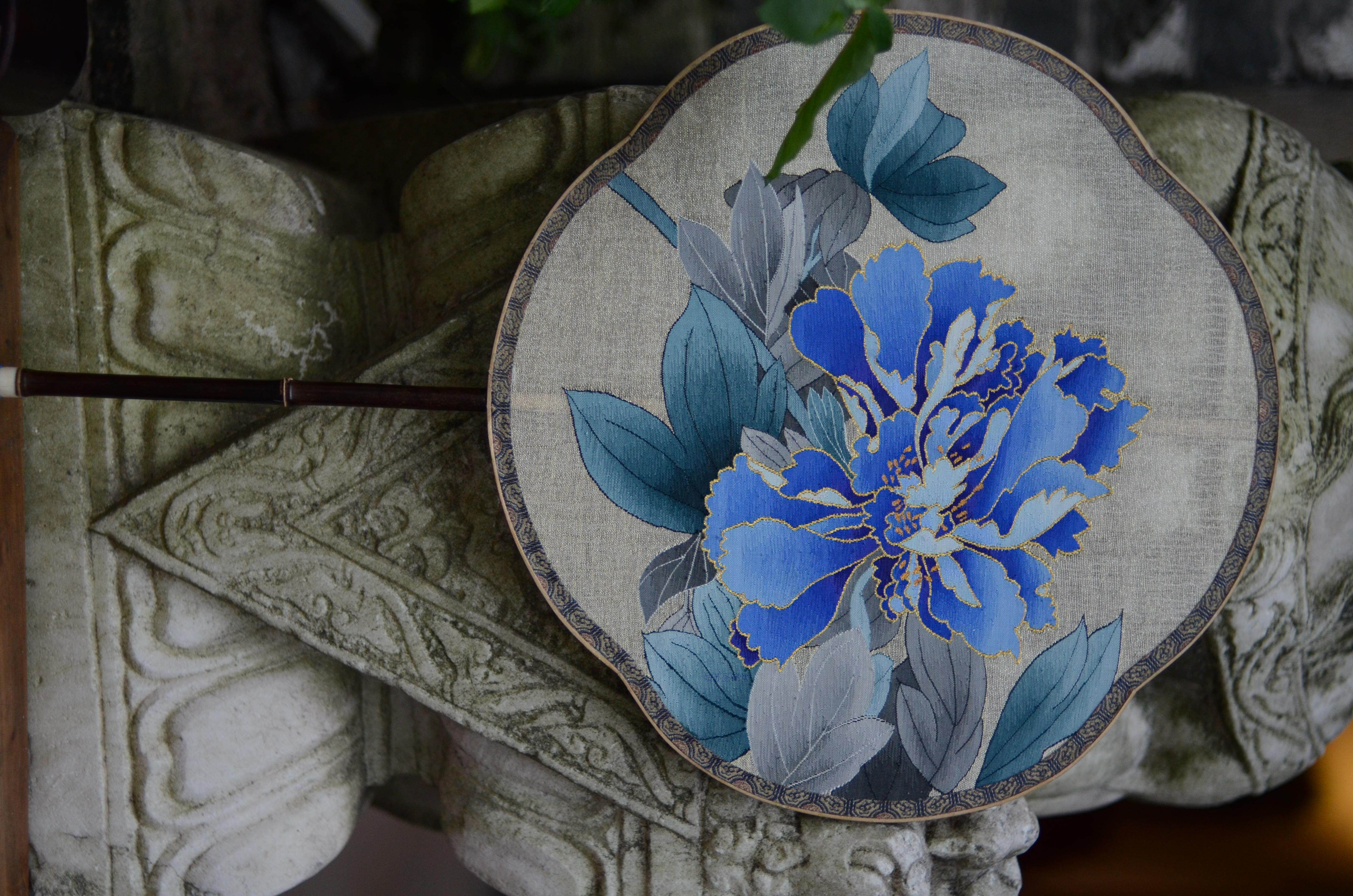 缂丝蓝色牡丹团扇 四瓣海棠框