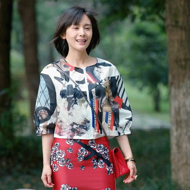 去购买 去购买 去购买 去购买 穿一袭红色卫衣搭配牛仔短裤,脚踩长