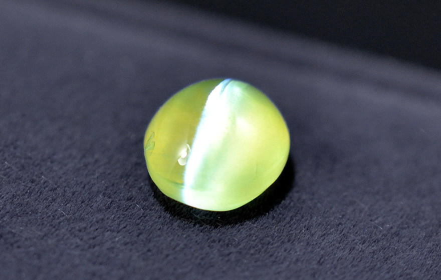 21克拉金绿猫眼戒面 线清晰笔直 - 拍卖