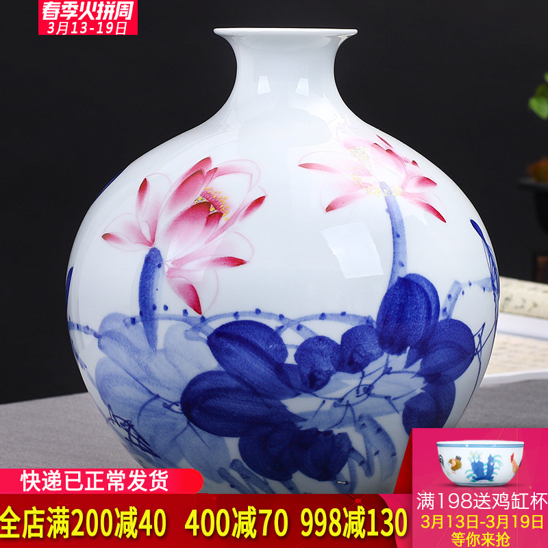 Jingdezhen ceramics hand draw freehand brushwork in traditional Chinese blue and white porcelain vases, flower arrangement of Chinese style living room home furnishing articles