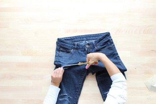 注意不要在牛仔裤的下半部分剪裁,裤兜部位也不要剪.