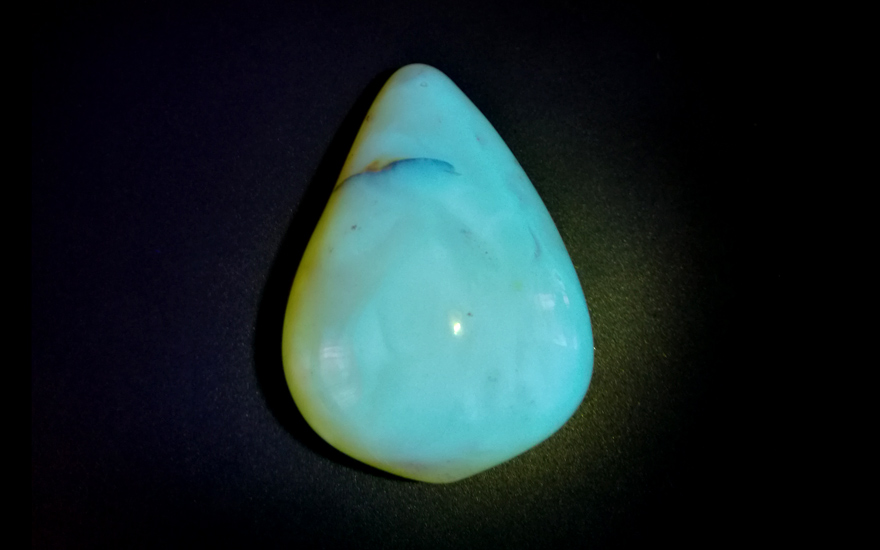 (黑暗环境下用iphone手机拍摄的365nm紫光灯手电筒照射效果图↑)