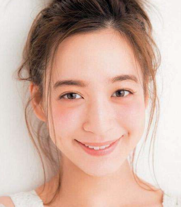 其实化妆说到底化的是个气色,气色好,整个人气场就完全不一样;没气色