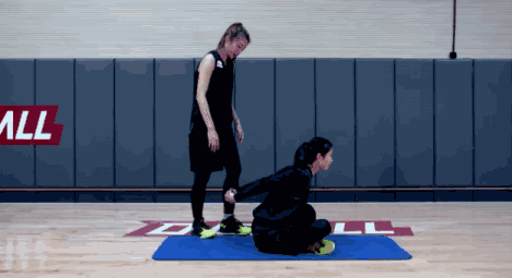 许多人在剧烈运动后就直接干其他事而丝毫不把运动后的拉伸放松当一