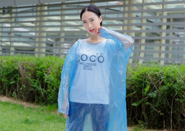 精品雨衣防护好,雨天也能很浪漫10