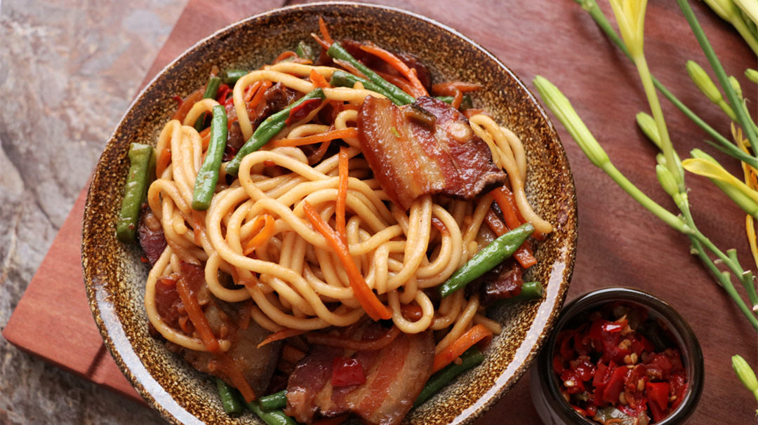 好吃到灵魂深处的腊肉豆角焖面-趣美搭