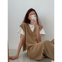 (JUSLIN) Korean gentle soft waxy velvet fluffy V-neck dark buckle small short cardigan vest G0310