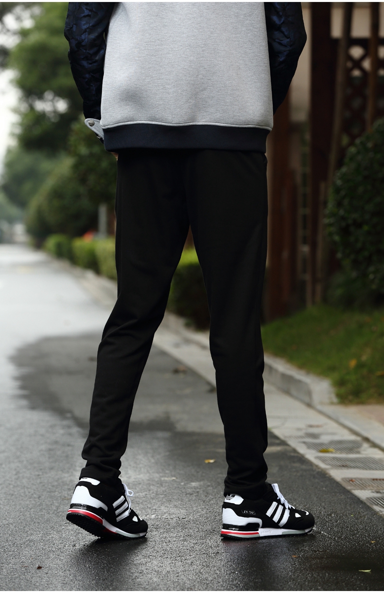 我就有一条专门夏天穿  男士哈伦黑卫裤怎么配t恤和鞋…… 时尚搭配