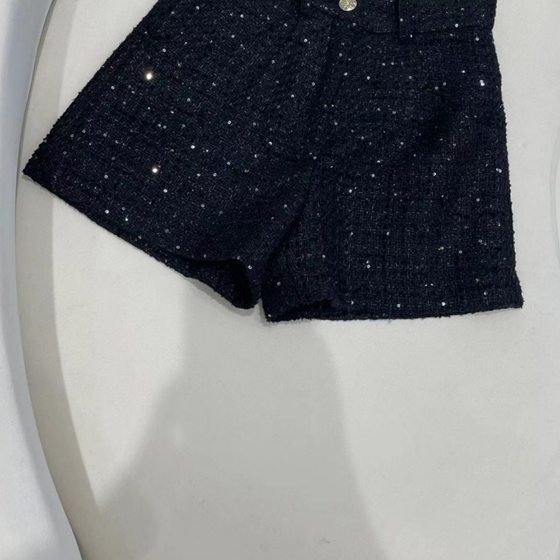 m2025 autumn and winter new French lady tweed shiny knitted high-waist short skirt pants casual pants make you look slim
m2025 autumn and winter new French lady tweed shiny knitted high-waist short skirt pants casual pants make you look slim