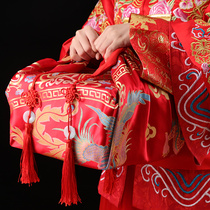 A pair of female dowry bride wedding wedding wedding supplies