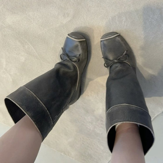 Genuine leather mid-tube boots cowhide version niche large tube circumference to make mid-tube boots women's square head pig nose thick heel fashion boots
Genuine leather mid-tube boots cowhide version niche large tube circumference to make mid-tube boots women's square head pig nose thick heel fashion boots