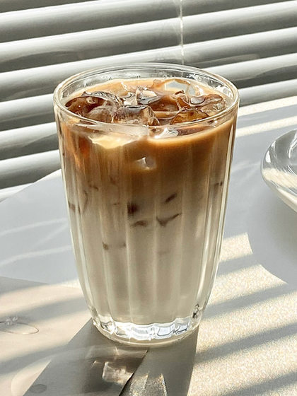 INS Ice American Latte Coffee Cup 간단한 패션 절묘한 고급 고급 수직 스트라이프 유리 가정용 컵 INS Ice American Latte Coffee Cup 간단한 패션 절묘한 고급 고급 수직 스트라이프 유리 가정용 컵