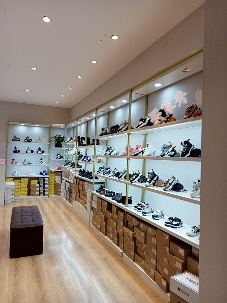 鞋店鞋架展示架商场带灯筒灯货柜开店用的货架童鞋店装修效果图片