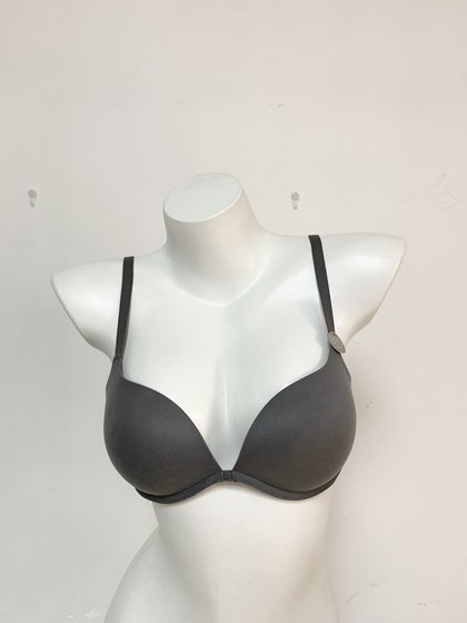 Simple grinding steel rings on girls' underwear show breast shape comfortably gather bra inside contrasting color bra
Simple grinding steel rings on girls' underwear show breast shape comfortably gather bra inside contrasting color bra