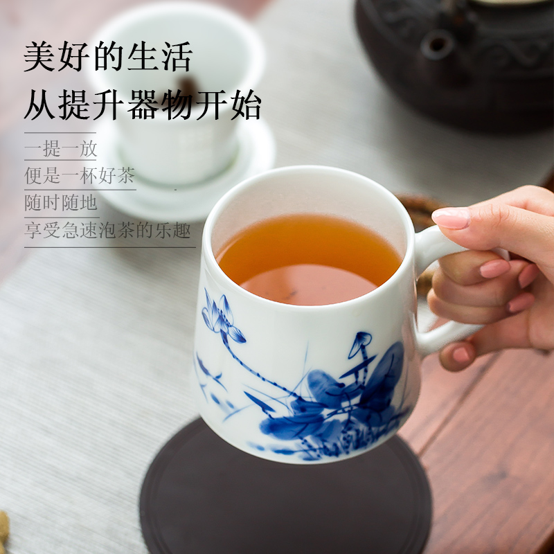 Jingdezhen up the fire which is hand made blue and white porcelain teacup large - sized office cup with cover filtering Chinese style household ceramics