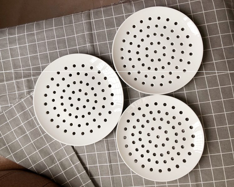 Creative household ceramic porous plate seafood dumplings plate round steamed dish steamed steamed fish dish steamed steamed stuffed bun dish plate waterlogging under caused by excessive rainfall