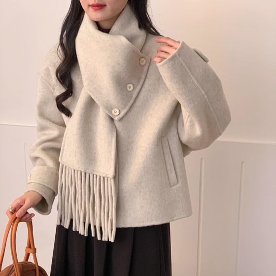 Off-season double-sided cashmere coat short women's tassel scarf removable 2025 autumn and winter new wool coat
Off-season double-sided cashmere coat short women's tassel scarf removable 2025 autumn and winter new wool coat