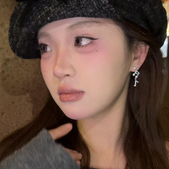 여성용 슈퍼 플래시 라인 스톤 비대칭 음표 귀걸이 2025 새로운 핫 고급 라이트 럭셔리 귀걸이 기질 이어링 여성용 슈퍼 플래시 라인 스톤 비대칭 음표 귀걸이 2025 새로운 핫 고급 라이트 럭셔리 귀걸이 기질 이어링