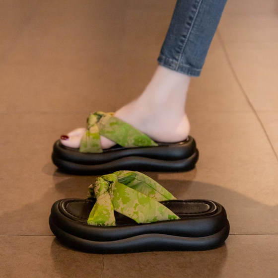 Sandals for women in summer, fashionable 2025 new style with skirt, thick-soled beach sandals, flip-flops for women
Sandals for women in summer, fashionable 2025 new style with skirt, thick-soled beach sandals, flip-flops for women