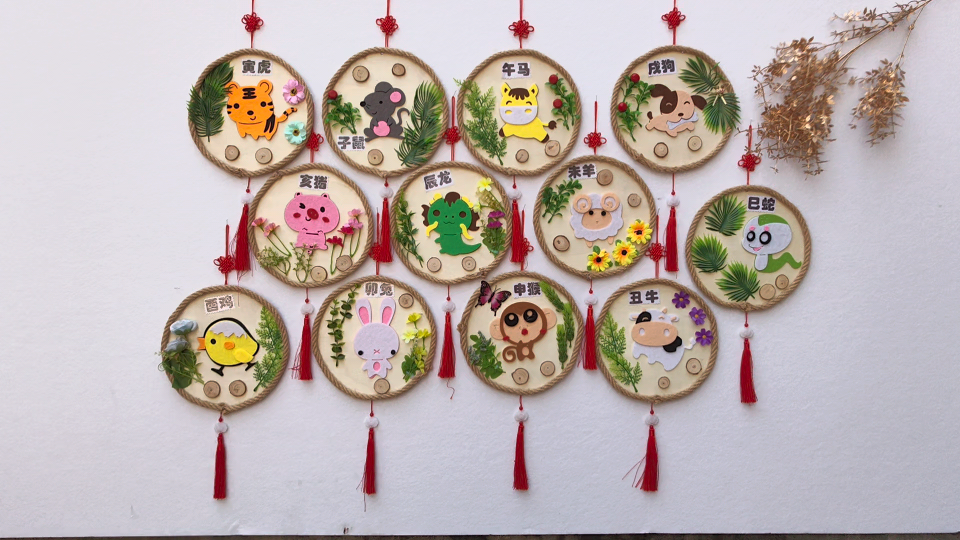 幼儿园走廊变身童话世界,这组十二生肖吊饰太惊艳了!