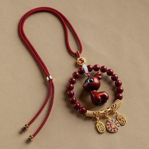 차량 선물 펜던트 Cinnabar 자동차 펜던트 여성 Ruyi Ping an Xiaolu Jewelry Natural Pendant를위한 새로운 모델 차량 선물 펜던트 Cinnabar 자동차 펜던트 여성 Ruyi Ping an Xiaolu Jewelry Natural Pendant를위한 새로운 모델