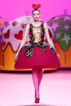 The Raptors acted out to the buyers to customize the nightclub sexy gogo dance and the atmosphere interacted with the wine.