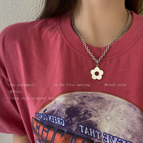 Simple temperament flower pendant necklace female ins hip-hop punk chain retro port style personality neck chain
