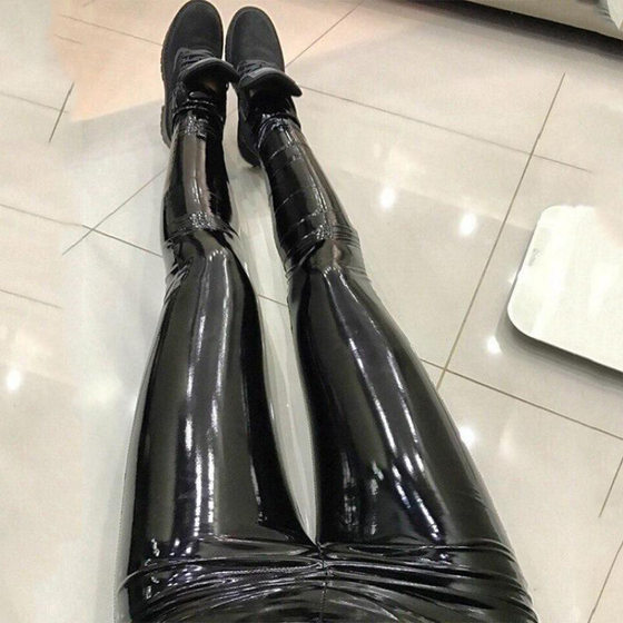 Women's increased code thin pencil pants black PU leather high -waist casual trousers street sexy bright face tight leather pants
Women's increased code thin pencil pants black PU leather high -waist casual trousers street sexy bright face tight leather pants