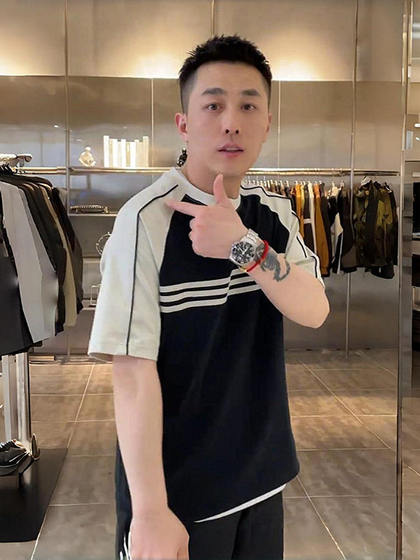 2025 여름 트렌디 한 라글란 슬리브 줄무늬 둥근 목 짧은 슬리브 남자 미국 헤비급 다목적 캐주얼 커플의 반팔 티셔츠 2025 여름 트렌디 한 라글란 슬리브 줄무늬 둥근 목 짧은 슬리브 남자 미국 헤비급 다목적 캐주얼 커플의 반팔 티셔츠
