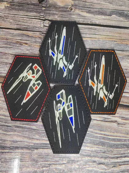 악마 사냥꾼 빛나는 벨크로 흑백 흑백 다중 사기 배지 라벨 X-Wing Fighter Luminous 반사 버전 악마 사냥꾼 빛나는 벨크로 흑백 흑백 다중 사기 배지 라벨 X-Wing Fighter Luminous 반사 버전
