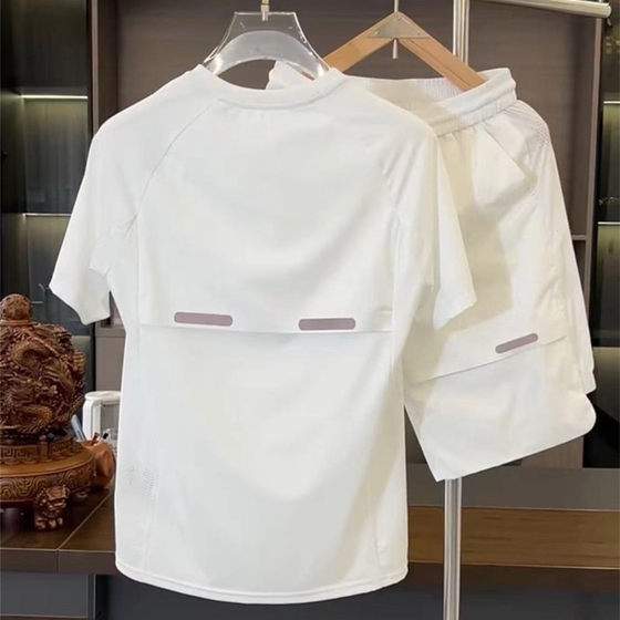 Summer men's light luxury fashion ice silk casual sports suit high elastic breathable mesh shorts two-piece set
Summer men's light luxury fashion ice silk casual sports suit high elastic breathable mesh shorts two-piece set