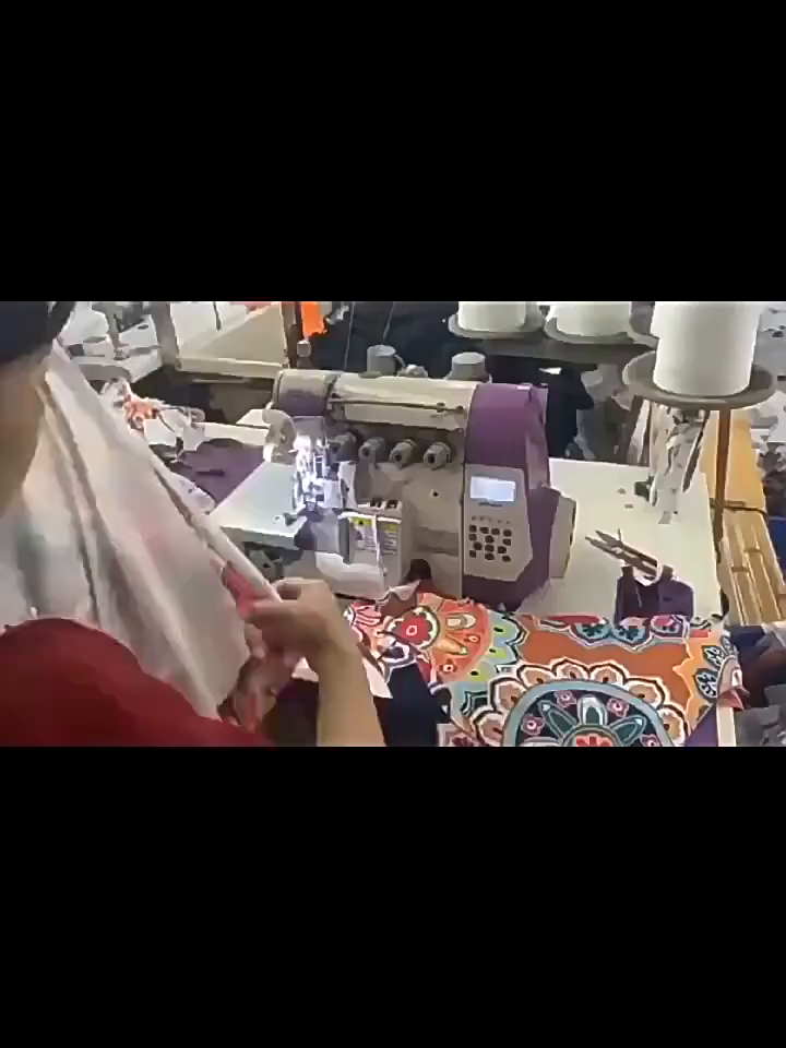 露背杀太惊艳！蕾丝拼接V领吊带显瘦到离谱