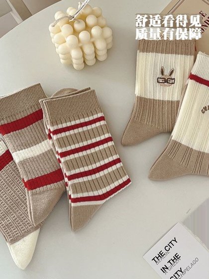 레트로 브라운 가을 새로운 이중 니들 자수 베어 한국어 버전의 Xiaohongshu Hot Selling Striped Contrasting Color Pile Socks 레트로 브라운 가을 새로운 이중 니들 자수 베어 한국어 버전의 Xiaohongshu Hot Selling Striped Contrasting Color Pile Socks