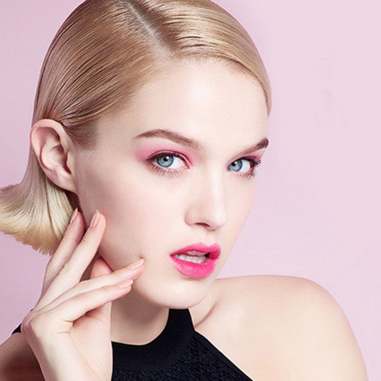 干净白皙的脸颊,娇嫩如婴儿般