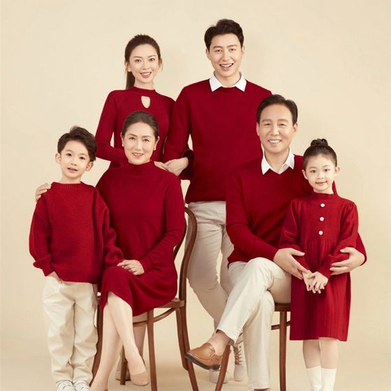 New red sweater parent-child outfit photography studio photography clothing photography family family of six New Year theme
New red sweater parent-child outfit photography studio photography clothing photography family family of six New Year theme