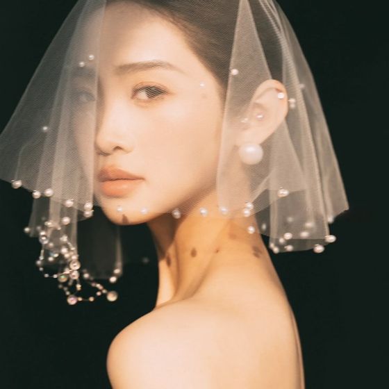 신부 웨딩 베일 짧은 진주 얼굴 커버 헤드 드레스 고급 사진 스튜디오 사진 사진 스타일 샘플 샘플 신부 웨딩 베일 짧은 진주 얼굴 커버 헤드 드레스 고급 사진 스튜디오 사진 사진 스타일 샘플 샘플