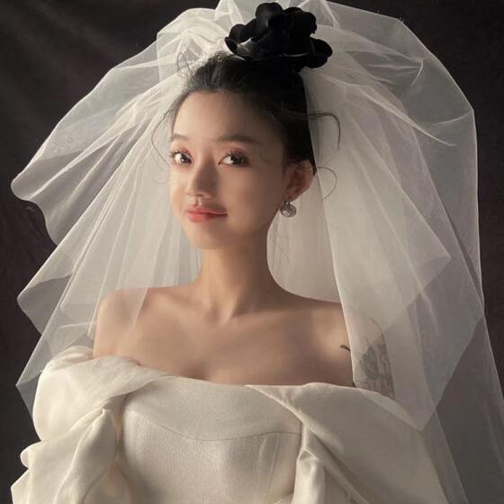 결혼 한 멀티 레이어 푸른 베일 신부 시선 사진 흰색 미드 길이 스튜디오 오목한 액세서리 촬영 단단하고 세련된 결혼 한 멀티 레이어 푸른 베일 신부 시선 사진 흰색 미드 길이 스튜디오 오목한 액세서리 촬영 단단하고 세련된