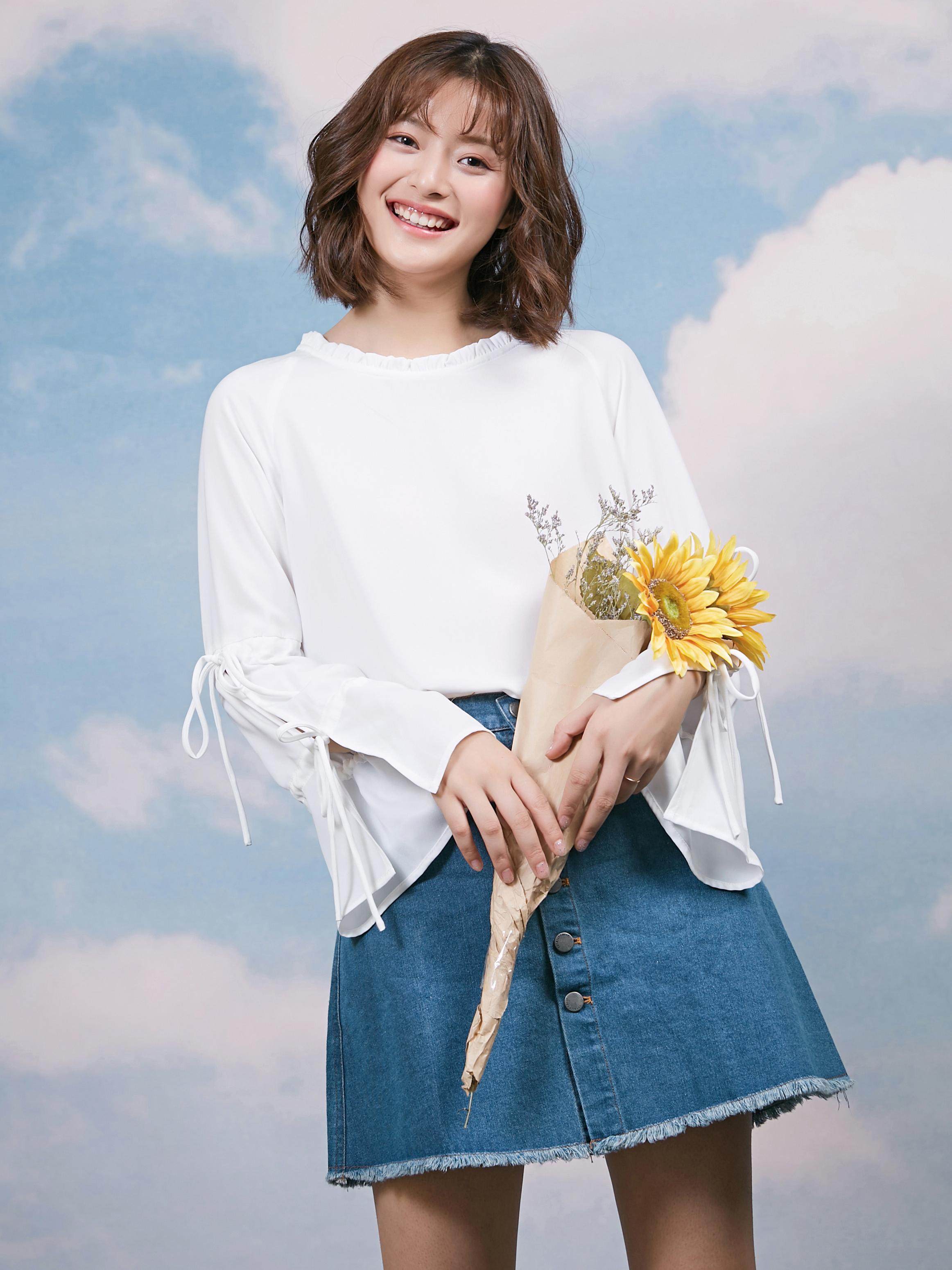 像花朵一样绽放的喇叭袖融入开叉和系带设计,举手投