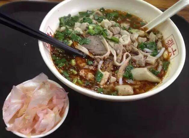 虾子羊肉粉是因为遵义有个虾子镇的羊肉粉最出名,因此得名于虾子羊肉