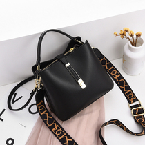 Spring womens bag shoulder bag 2021 New Tide Korean fashion foreign-style water bucket bag Joker texture shoulder bag